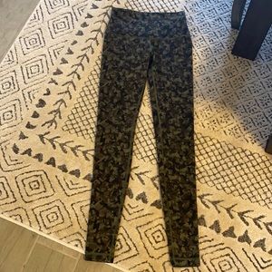 Lululemon Camo Sz 6 leggings